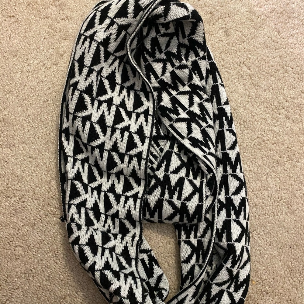 MICHAEL KORES SCARF🧣